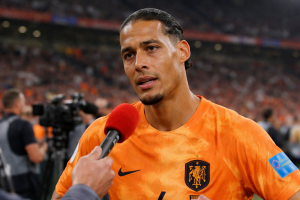 van-dijk-emosional-usai-catat-100-caps-belanda